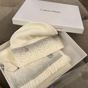 CALVIN KLIEN WHITE / SILVER BEANIE & SCARF SET